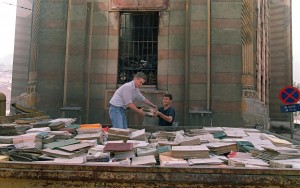 Volontari recuperano i libri