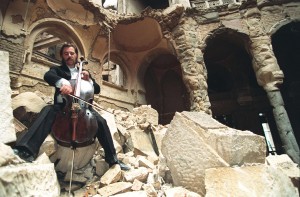 Il violoncellista Vedran Smailović suona tra le rovine della Vijećnica (1992).