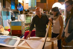 Toni Zanussi mostra le sue opere a Monika Pascolo.
