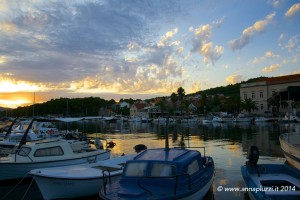 Tramonto sul porto Stari Grad