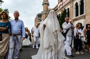 Prende vita il corteo di spose