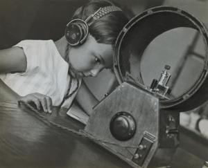 A. Rodčenko - Listener to Radio, mosca, 1929