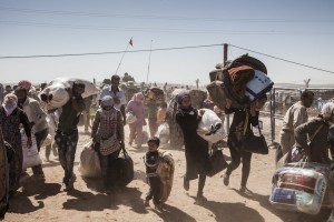 Rifugiati siriani curdi attraversano il confine turco, fuggendo da Kobane UNHCR / I. Prickett.