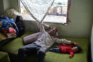 Karim, siriano, con sua figlia di nove mesi a Istambul, in un palazzo abbandonato UNHCR / S. Baldwin.