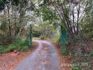 La sbarra all'ingresso dell'area militare