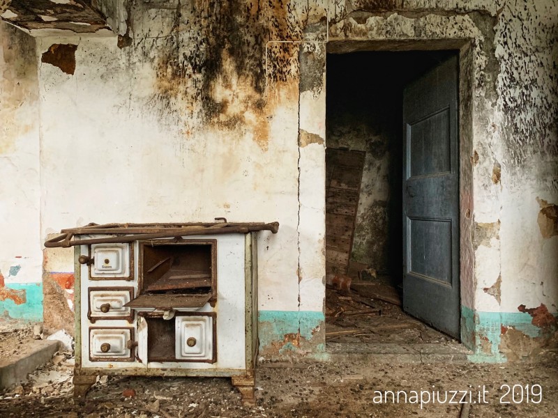 L'interno di una delle case abbandonate di Praforte.