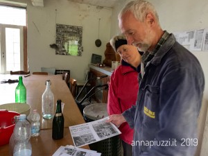 Claudia e Marino Bortolussi mostrano vecchi articoli di giornale.