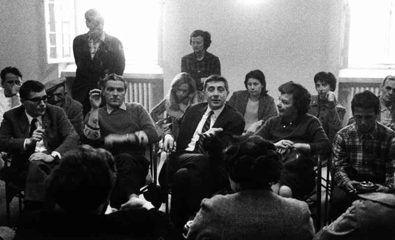 Franco Basaglia con i pazienti dell’ospedale psichiatrico di Gorizia, 1968-1969. (Gianni Berengo Gardin, Contrasto)
