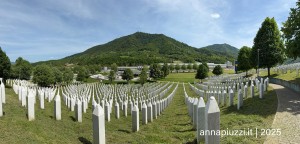 Il cimitero accanto al memoriale di Potočari
