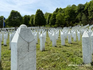Il cimitero accanto al memoriale di Potočari