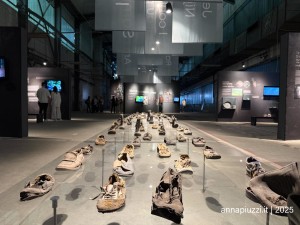 Le scarpe di quanti hanno perso la vita durante la "marcia della morte" - Memoriale di Potočari
