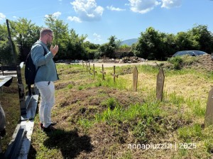 Nihad Suljić in preghiera nel cimitero di Loznica